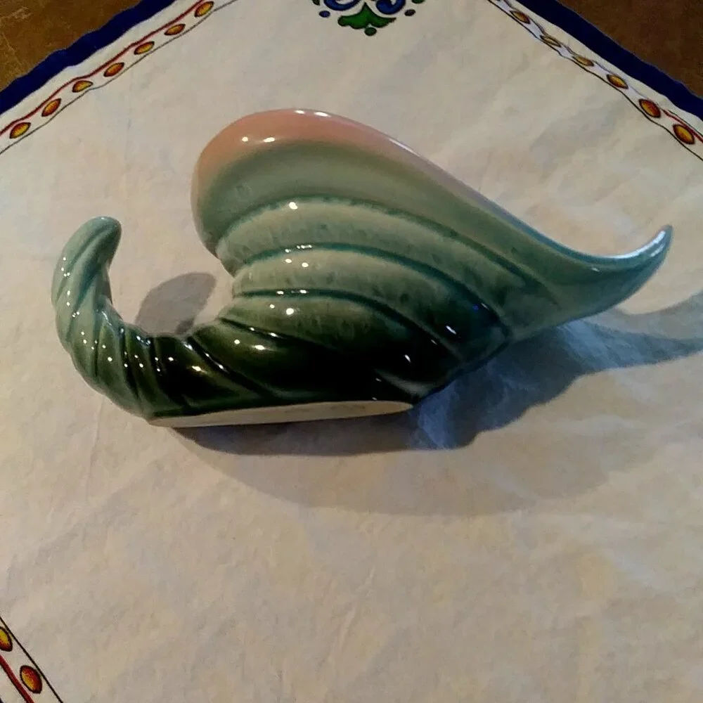 Vintage Regal Hull Pottery cornucopia vase/planter - Picture 1 of 11